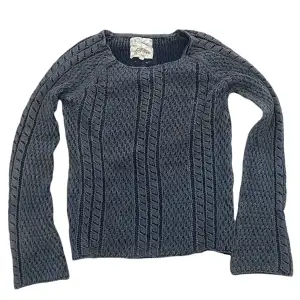 Blå stickad tröja med utsvängda ärmar💞 Det står storlek 10 på tröjan vilket är  samma som storlek M.🤍 