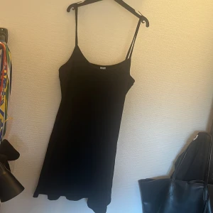 Svart klänning - Från hm,aldrig använd och vid frågor är det bara att höra av sig 💕
