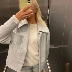 Vårjacka  - Vårjacka från NA-KD säljer då den inte kommer till användning💗