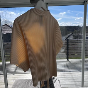 Somrig topp - En top som är helt oanvänd. Jättefin och ribbad men en vacker rygg💛 Köparen står för frakten!