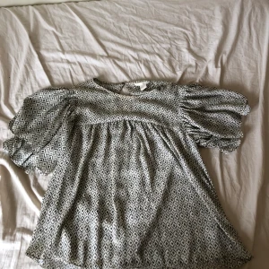 Blus - Fin blus med volang armar. Bra skick. 