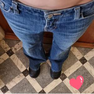Fina y2k lowrise flare jeans. Köpta i USA någon gång under 2000-talet. Har lite slitningar längst ner enligt bild, i övrigt i gott skick. Storlek XS-S enligt mått:  Midja: 35 CM. Innerbenslängd: 76 CM.