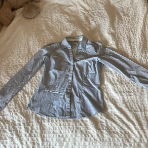 Prickig skjorta  - Snygg blå skjorta i bra skick. Både prickig och randig som du kan se på bilderna. 