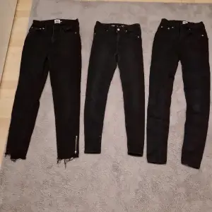 Tre svarta jeans från olika märken säljs som ett paket. Jeansen är i begagnat skick!(Priset är prutbart)
