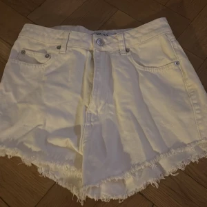 ”Naked” shorts 🩳  - Storlek:32?  Fick dem av min mammas kompis typ 2020 men jag var 11 då och dem var FÖR stora på mig så jag tänker nu lägga ut dem här på plick💗☀️bra till sommaren guys!!! Lite stockholm-stil???!