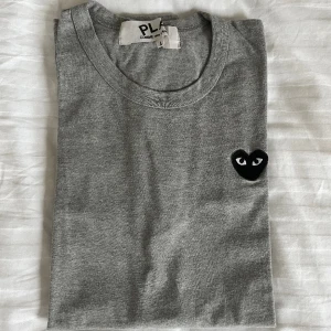 COMMES DES GARÇONS PLAY - Skick: 8/10 Pris: 350kr Storlek: L