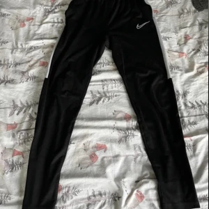 Nike dry fit byxor  - Säljer dessa Nike dry fit byxor eftersom dom är för små för mig, passar perfekt till träningen eller som vardagsbyxor! Storlek 158-170. 