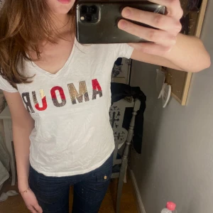 T-shirt  - T-shirt från guess med coolt tryck, använd fåtal gånger. Köpt för 350kr💕