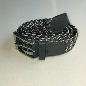 Flätat bälte grå - Flätat bälte grå, svart och vit | stretch och anpassningsbar till alla storlekar | helt nytt aldrig använt | skriv om du har frågor.