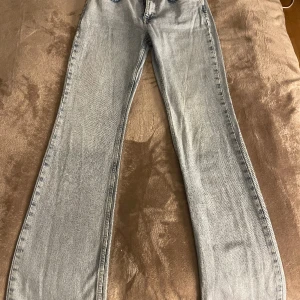 Ljusblåa jeans  - Högmidjade, straight jeans, normal i storleken, använda fåtalet gånger 