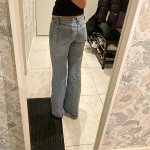 Low waist jeans brandy Melville  - Slutsålda low waist jeans från Brandy Melville. Använda en gång och är i bra skick. Är i storlek S. Jag har sprättat upp dom längst ner så de skulle bli lite längre går att kontakta för bild. Köparen står för frakten😊