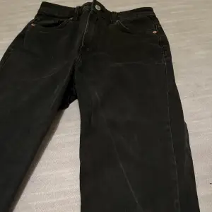 Svarta högmidjade straight jeans från H&M. Storlek: 34. 