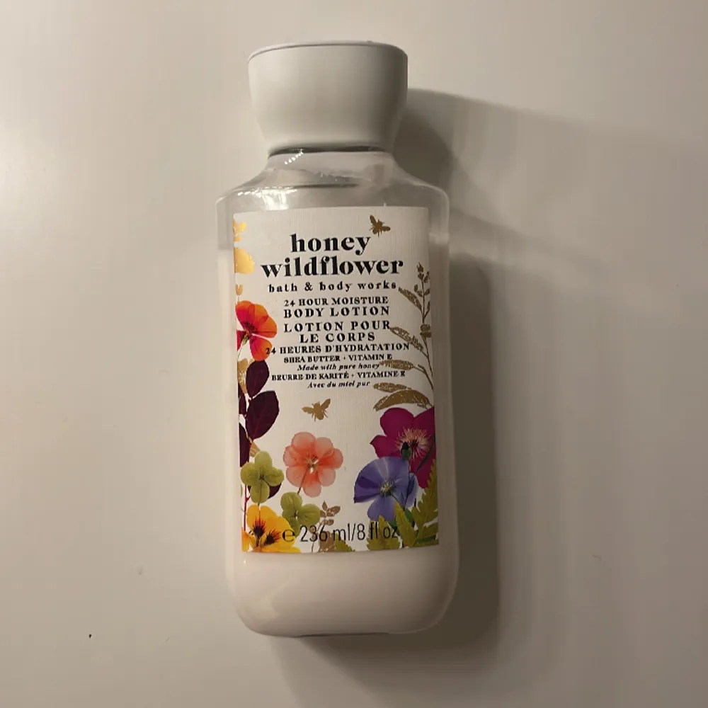 Honey wildflower body lotion från bath and body works, knappast använd och luktar super.. Övrigt.