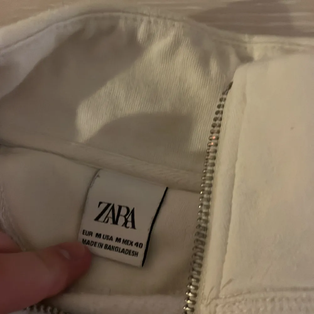En väldigt fin Halfzip från Zara. Skicket på tröjan är 9,5 av 10 och den är sparsamt använd. Säljer denna tröja pågrund av att jag ej använder den längre. Rensar nu min garderob. Storleken är Medium men passar nog S. Pris kan diskuteras . Tröjor & Koftor.