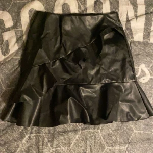 Skinn kjol - Super söt skinn kjol men volang från bikbok!❤️