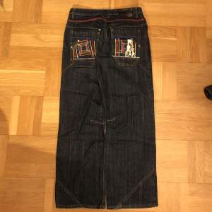 Riktigt snygga Rocawear baggy jeans med sjuka detaljer, storlek 30