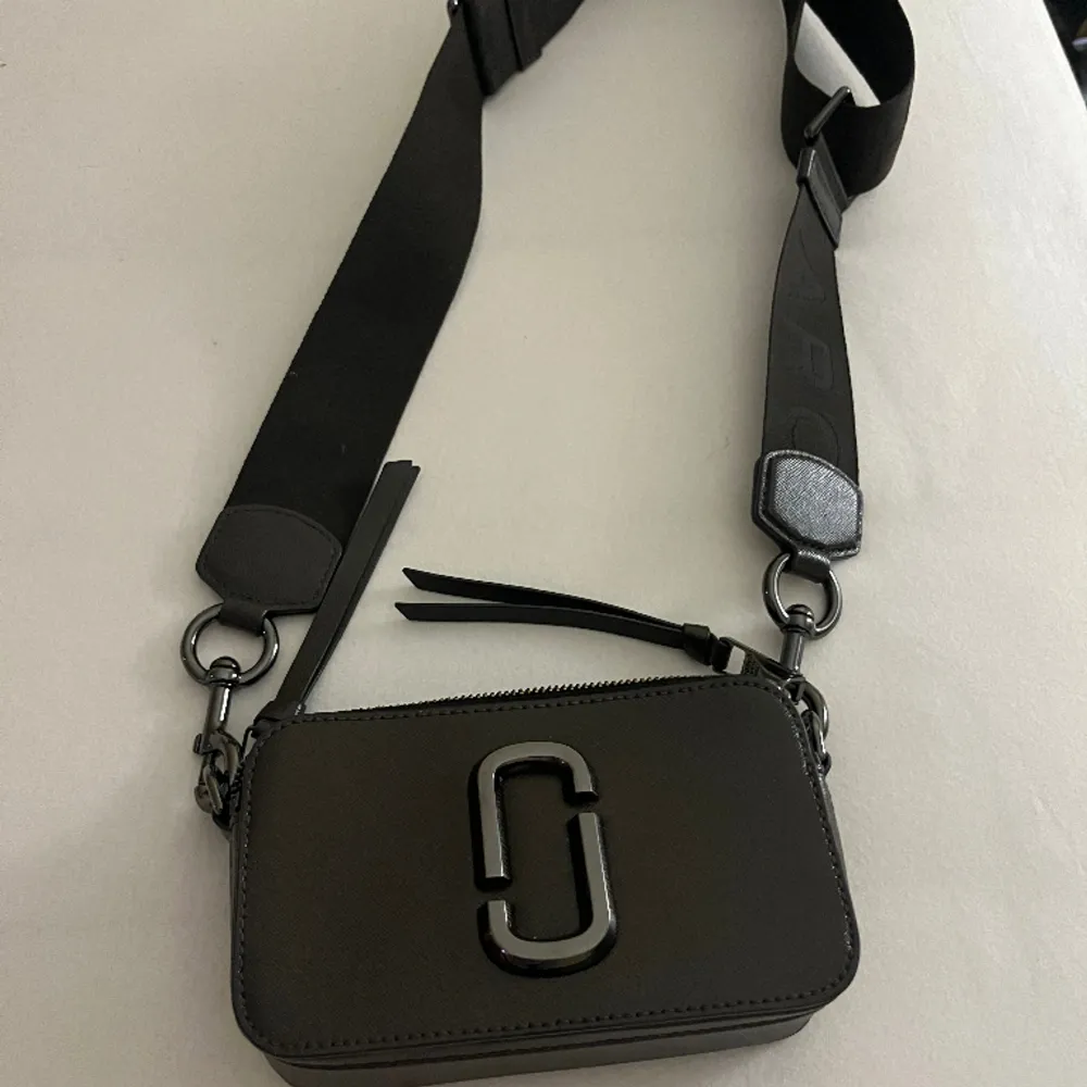 Marc Jacobs Snapshot väska i väl behåll. Använd ett fåtal gånger (pris kan disskuteras) . Accessoarer.
