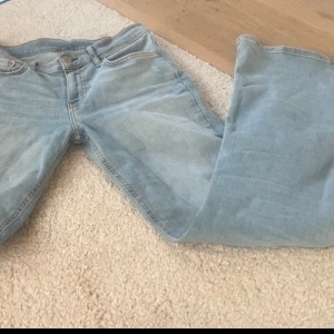 Low waist jeans - Jag säljer gina tricots lågmidjade bootcut jeans som är slutsålda. Super fina!!💗💗