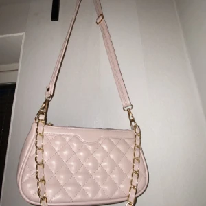 Säljer en väska🤍 - Säljer en bästa i granska ljud rosa,väldigt fin och oanvänd.funkar som både hand väska och axelväska🤍