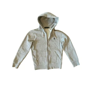 Ralph Lauren zip - En riktigt fet Ralph Lauren zip hoodie. Grå med blå logga. Storlek XS. Skriv till mig vid intresse!👌