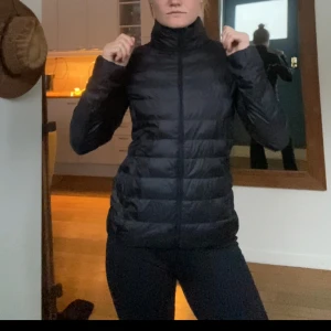 Dunjacka  - Tunn dunjacka i fint skick.  