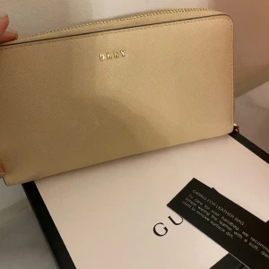 DKNY plånbok  - Säljer denna i saffiano läder som aldrig kommer till användning.  Helt ny!  Nypris ca 1500kr. 