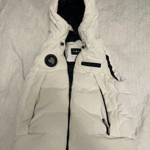 Sail racing  - Jag säljer min sail racing väst, den är i bra skick. Väldigt bra väst! Har även luva som ni kan se. Pris kan alltid diskuteras vid intresse och hör av er om ni har eventuella frågor.