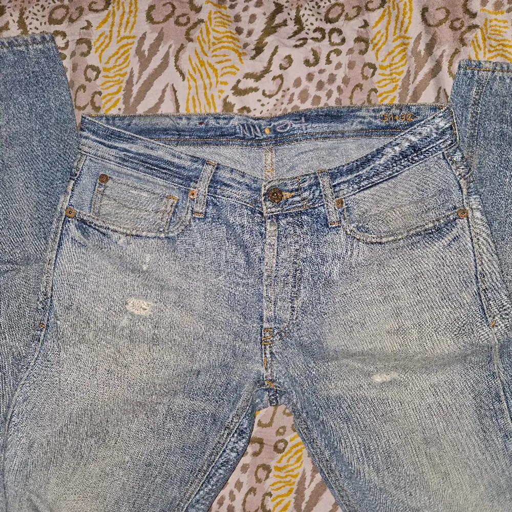 Säljer ett par jättesnygga herrjeans från danska designermärket NN07. Jeansen är sparsamt använda och storleken är 30/32.. Jeans & Byxor.