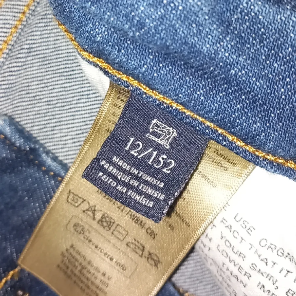 Ett par snygga och stilrena slim jeans från Scotch and Soda. Storleken är 152 och passformen är slim. Köpta för 700kr säljes för 400, skicka gärna prisförslag.. Farkut & Housut.