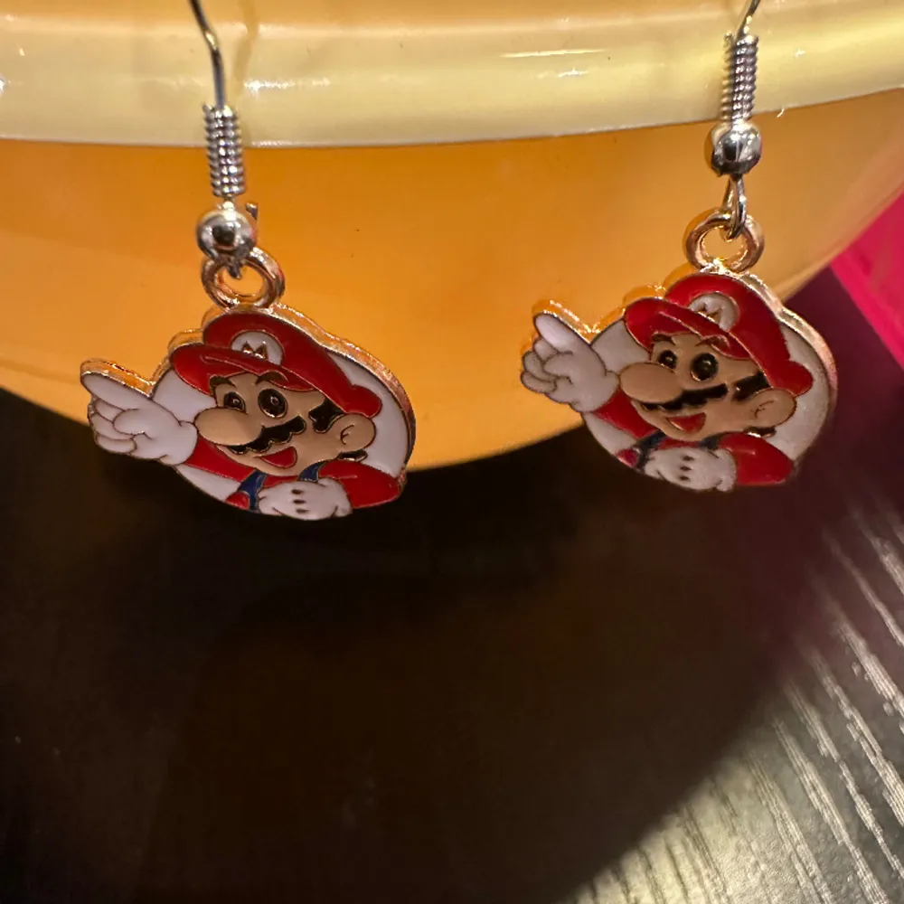 Nya örhänge med SUPER MARIO. Krokarna är inköpta som nickelsäkra.. Accessoarer.