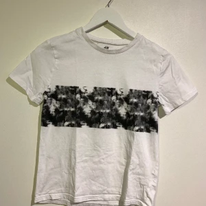 Vit H&M t-shirt - Använd t-shirt med några små fläckar för barn. Baksidan är helt vit. Köparen står för fraktkostnaden. 