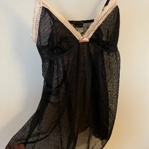 Ny babydoll från Hunkemöller - Helt ny negligé/nattlinne •Storlek: M •Pris: 145 kr. Köpte för 349 kr •Superfint och bra kvalité. Var aldrig använt. 🚫Djurfritt och rökfritt hem 📍Kan mötes upp i Mölnlycke 📬Kan skickas mot fraktkostnad