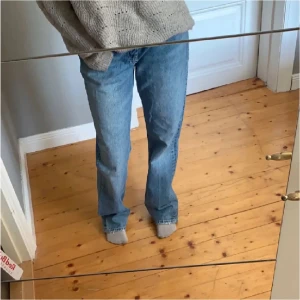 Zara jeans - Zara midrise jeans, slitna längst ner då dom vart för långa annars i super bra skick!