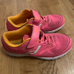 Gympaskor 37 - Storlek 37 från märket Pro Touch Stadium 