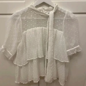Blus - Storlek M men passar även S. Första bilden är lånad av hon jag köpte den av!!💕sänker inte priset mer. 
