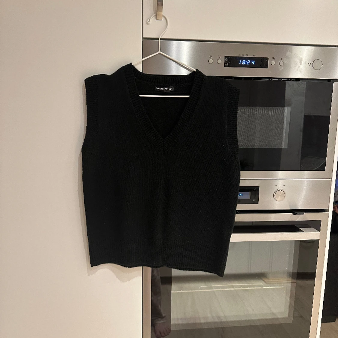 Svart stickad väst  - 90