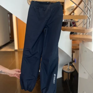 Vindbyxa  - Vindbyxa i färgen marinblå, storlek 146-152. Välvårdad och bra skick, köpt på Intersport. 
