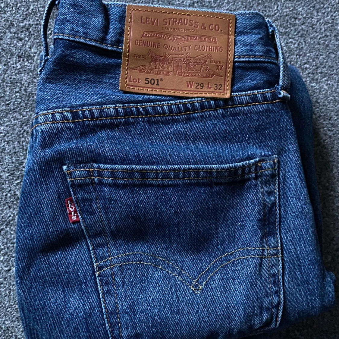 Mörkblåa Levis Jeans