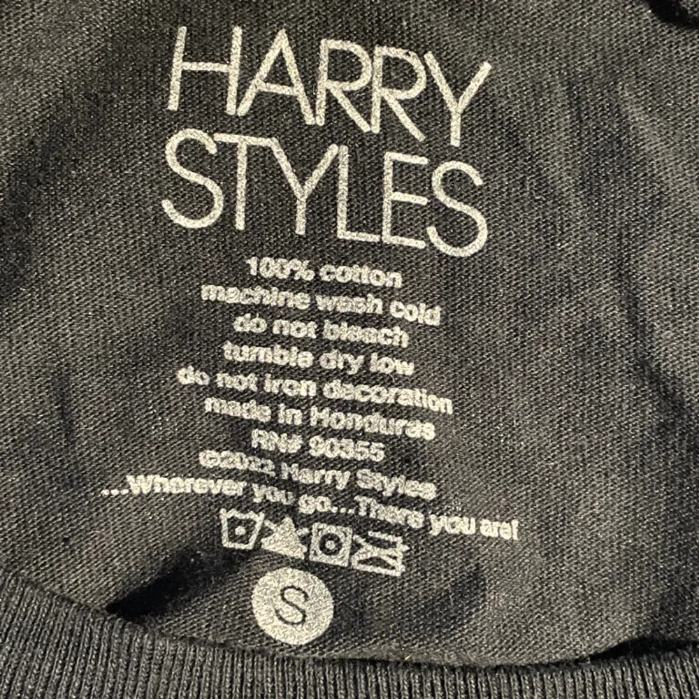 Harry styles merch från konserten i stockholm 2022, andvändt fåtal gånger då de inte riktigt är min stil. storlek S. T-shirts.