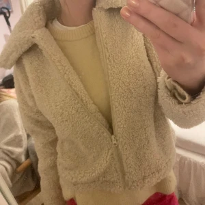 Teddyjacka - Säljer en Teddy jacka från Gina Tricot då jag köpte en annan som passade mig bättre. Pris kan diskuteras! 🩷