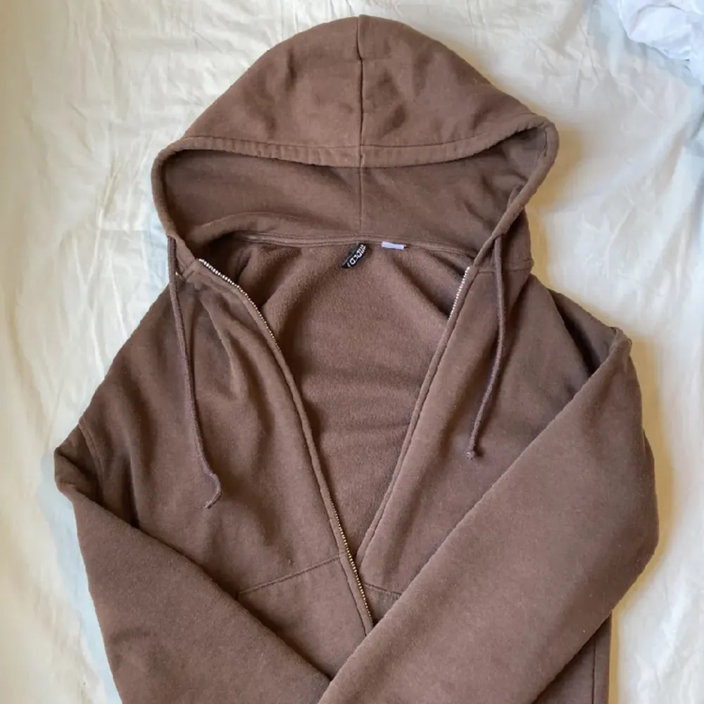 Mjuk brun zipup hoodie från Divided. Hoodies.