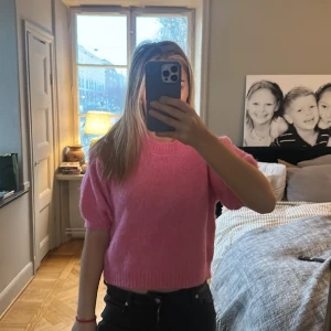 Zara topp  - Säljer nu populära zara tröjan i rosa!  Den är som ny 💓💓💓