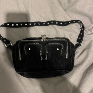 Núnoo väska - Säljer nu min Núnoo axelremsväska, har tyvär inte kvar det svarta extra bandet. Nypris 1499, mitt pris 300🥰
