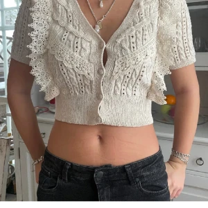 Blus - Säljer denna jättesöta blus som även går att använda som bolero, bara att höra av er om ni har någon fråga. Jättebra skick💓bilderna är lånade