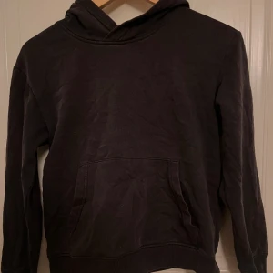 Hoodie  - En grå hoodie med luva. 