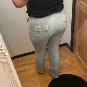 Juicy couture byxor  - Jag säljer nu mina nästintill oanvända Juicy couture byxor, i färgen Silver marl.  På bilderna ser ni hur byxorna kan sitta på två olika kroppar. Dom är i bra skick men snörena finns ej tyvär!  Skriv ifall du har fler frågor, pris kan diskuteras Kram
