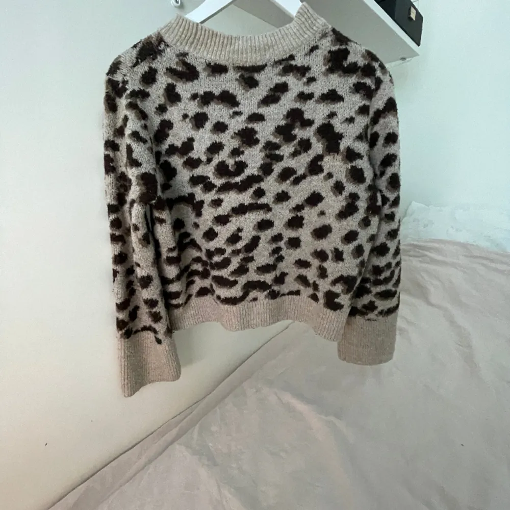 Säljer en jättefin och populär leopard tröja från hm💕köpt här på Plick men aldrig andvänd så den är i bra skick, skriv för fler bilder på💕. Tröjor & Koftor.