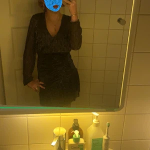 Klänning  - Glittrig klänning från meet me there☺️ jätte fin men känner inte att den kommer användas nått mer. Den är i den minsta storleken❤️