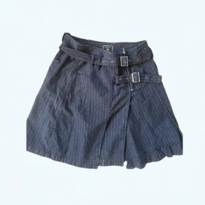 Vintage kjol från Geisha - A-linjeformad jeanskjol från Geisha köpt second hand med snygga bältesdetaljer <3