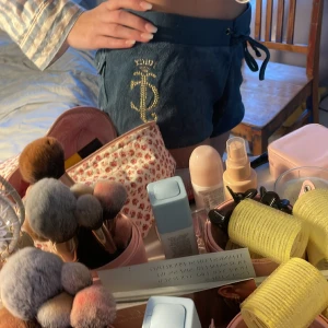 Juicy couture shorts vintage - Jätte fina juicy shorts som inte går att köpa längre. De är vintage från 2000-talet💗. Tryck INTE på ”köp nu” utan kontakta mig privat!